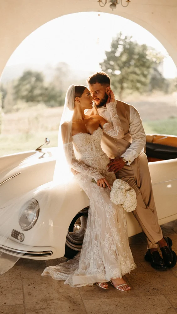 Zapraszamy na kolejny materiał video 😎 krótka roleczka z cudownymi @dominiczkaa_18 i @damianpiernaczyk 🧨 w naszej ulubionej ❤️ @villalove.etc miłego odbioru! #villalove #italy🇮🇹❤️ #itallywedding #fotografslubny #fotografiaslubna